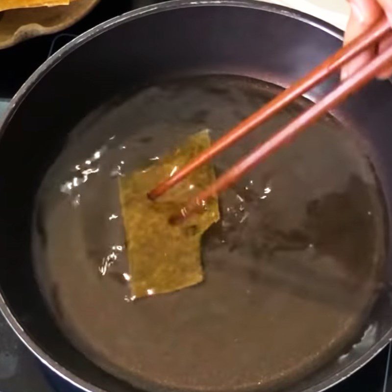 Step 5 Frying shrimp chips Grapefruit salad with shrimp and pork