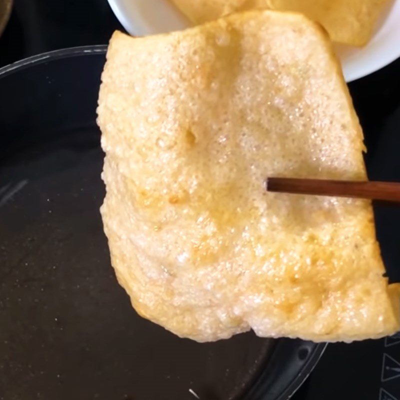 Step 5 Frying shrimp chips Grapefruit salad with shrimp and pork