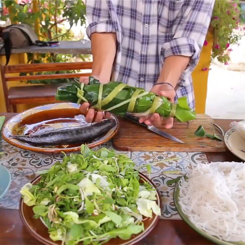 Step 3 Wrap the fish Grilled mackerel in banana leaves