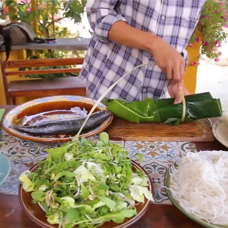 Step 3 Wrap the fish Grilled mackerel in banana leaves