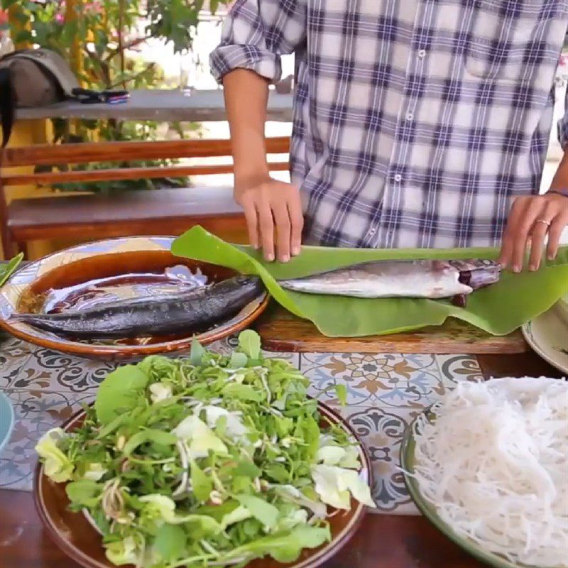 Step 3 Wrap the fish Grilled mackerel in banana leaves