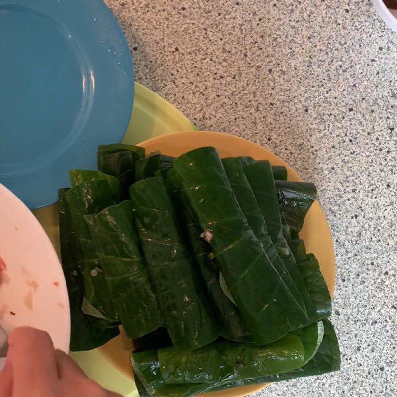 Step 3 Wrap the minced pork with grilled pork ribs