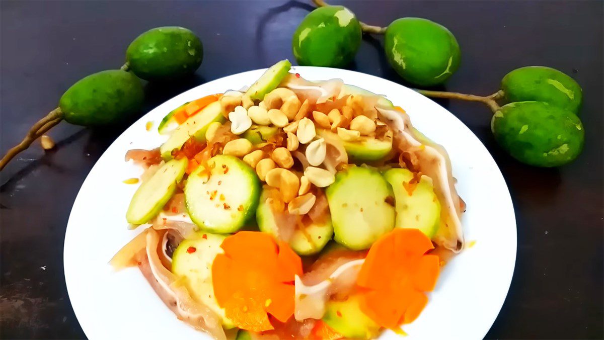 Green Mango Salad with Carrot and Pork Ears