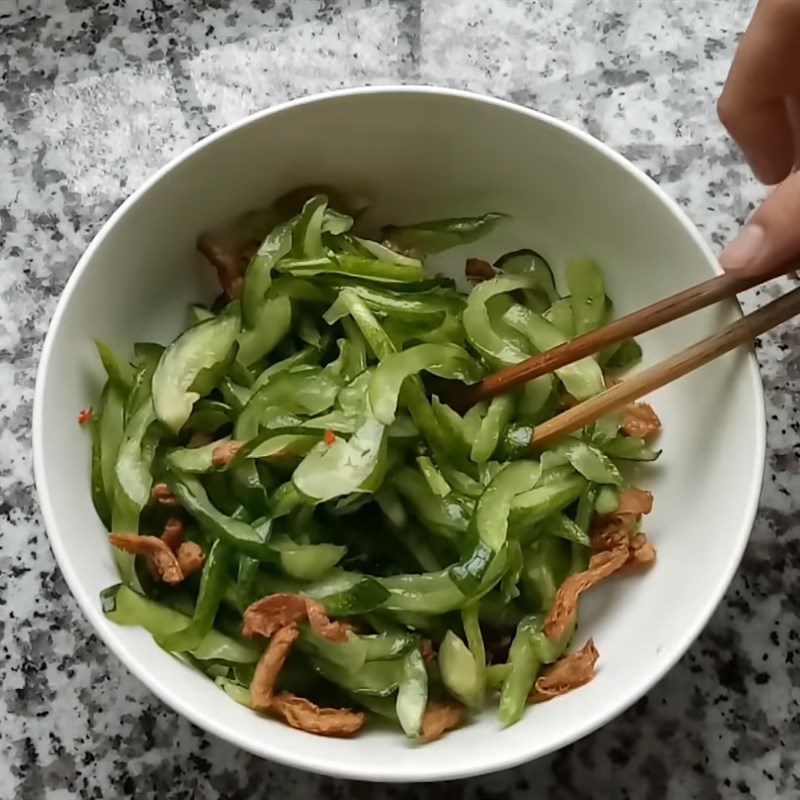 Step 5 Mix the salad Cucumber salad with vegetarian chicken slices