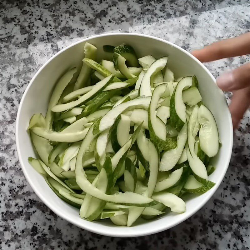 Step 1 Prepare the cucumber for Pickled cucumber with vegetarian chicken slices