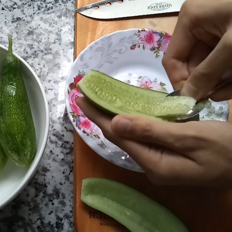 Step 1 Prepare the cucumber for Pickled cucumber with vegetarian chicken slices