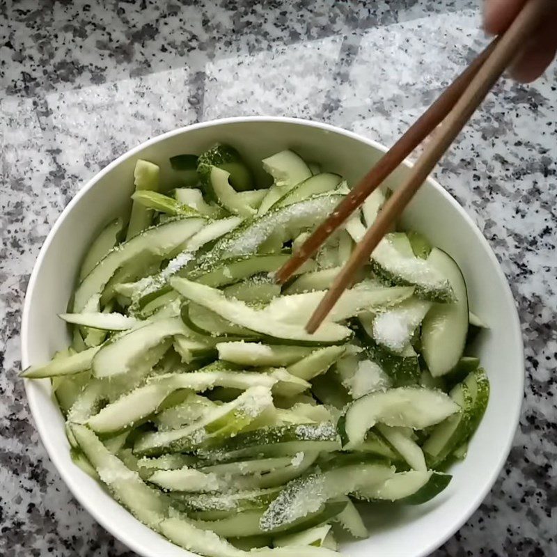 Step 1 Prepare the cucumber Vegetarian chicken slices salad