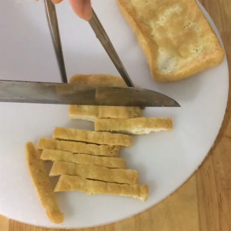 Step 2 Fry the tofu for Cucumber Salad with Tofu