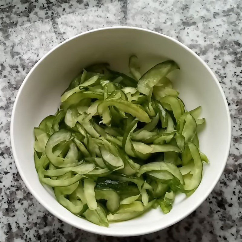 Step 1 Prepare the cucumber Vegetarian chicken slices salad