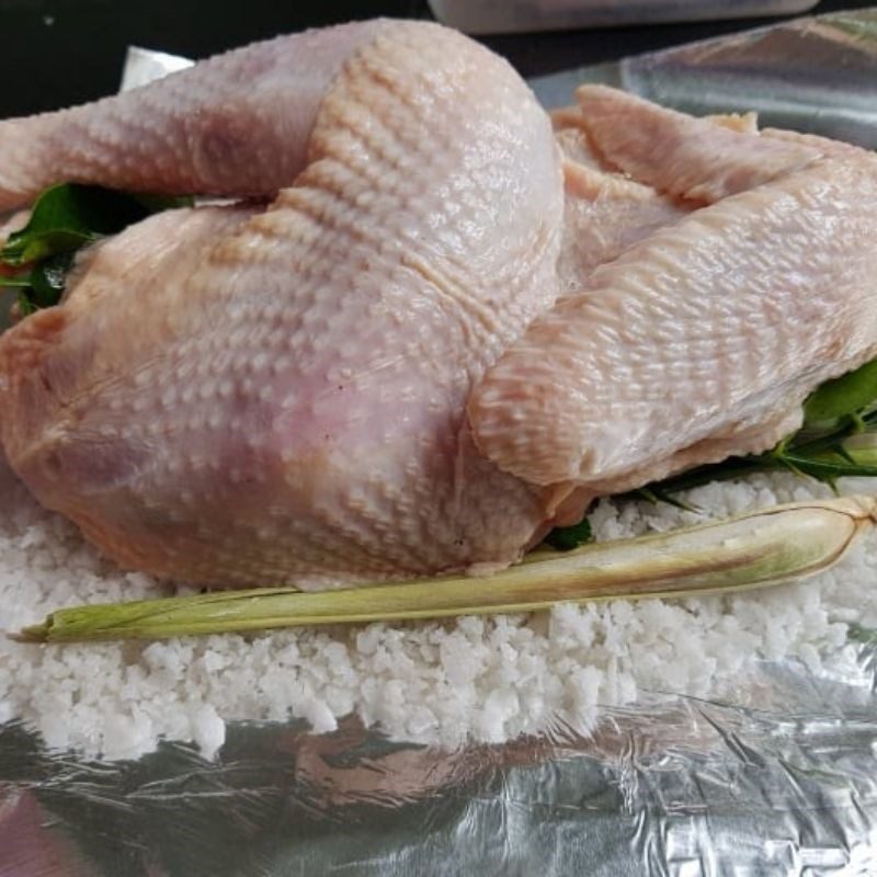 Step 3 Wrap the chicken with salt, lemongrass, and lime leaves Salted lemongrass chicken (recipe shared by user)