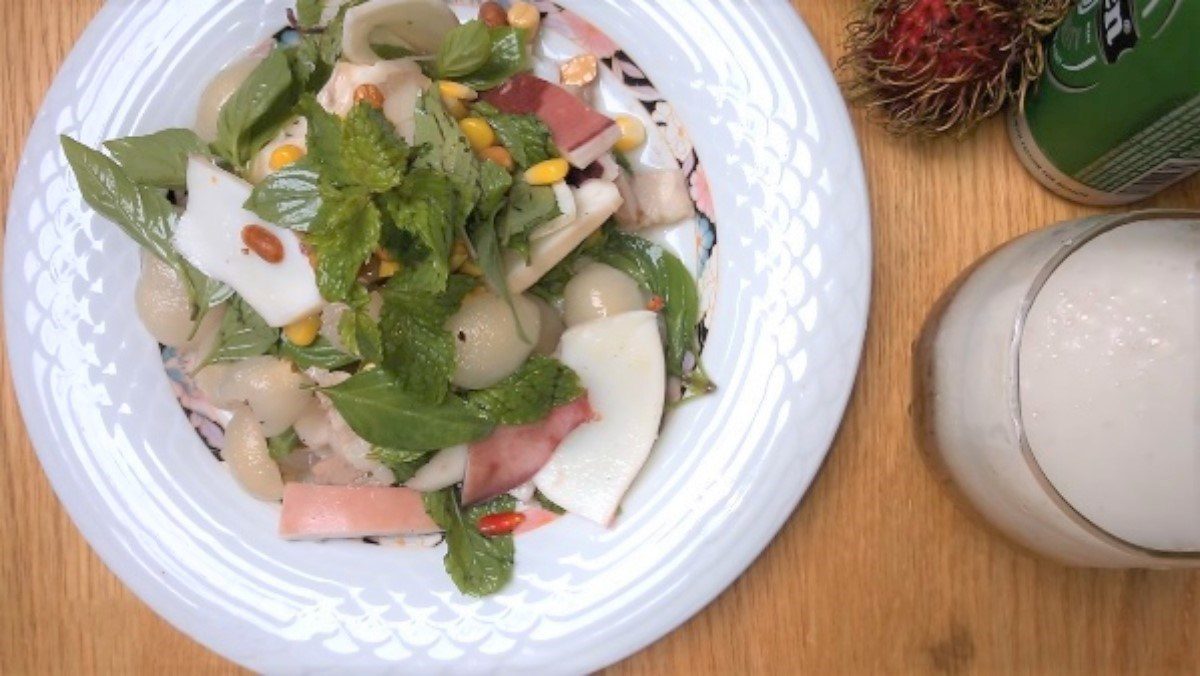4 Ways to Make Delicious and Unique Sweet and Sour Rambutan Salad at Home 14 Chôm Chôm Squid Salad