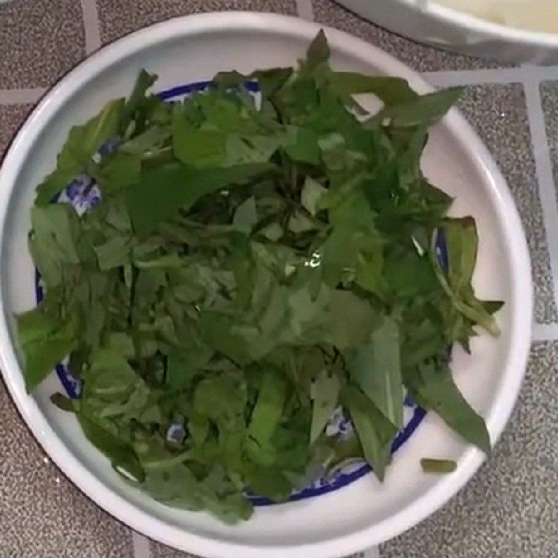 Step 1 Prepare various vegetables for the snow mushroom salad with shrimp, meat, cucumber, and cabbage