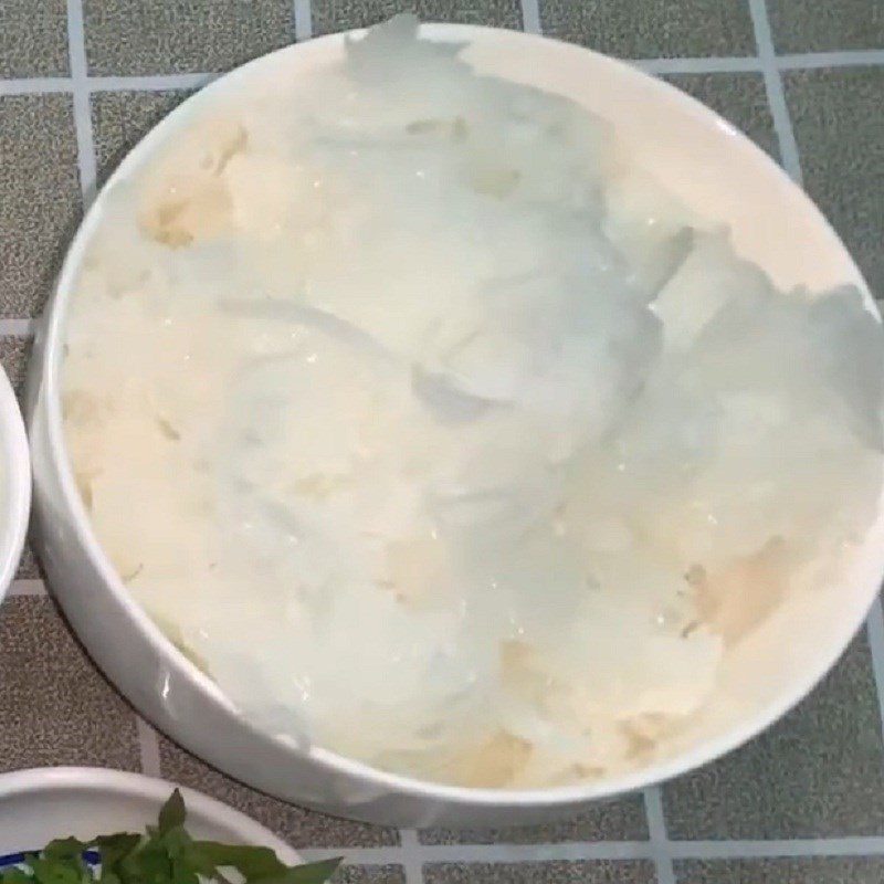 Step 1 Prepare various vegetables for the snow mushroom salad with shrimp, meat, cucumber, and cabbage