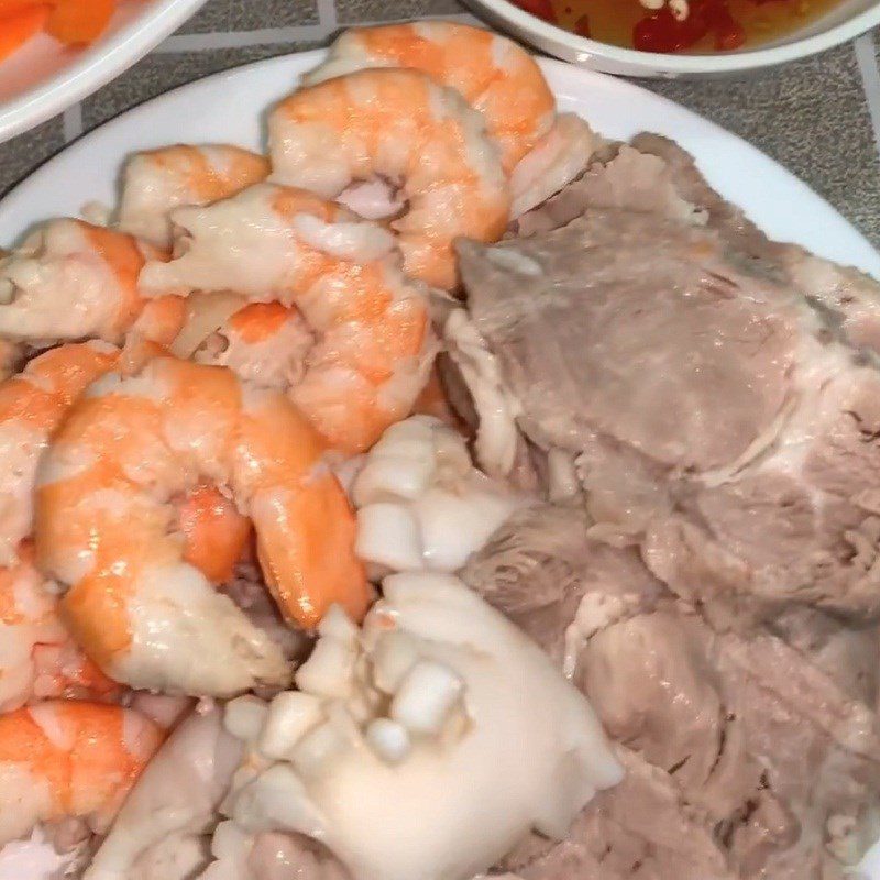 Step 3 Boil shrimp and squid meat Snow mushroom salad with shrimp, meat, cucumber, and cabbage