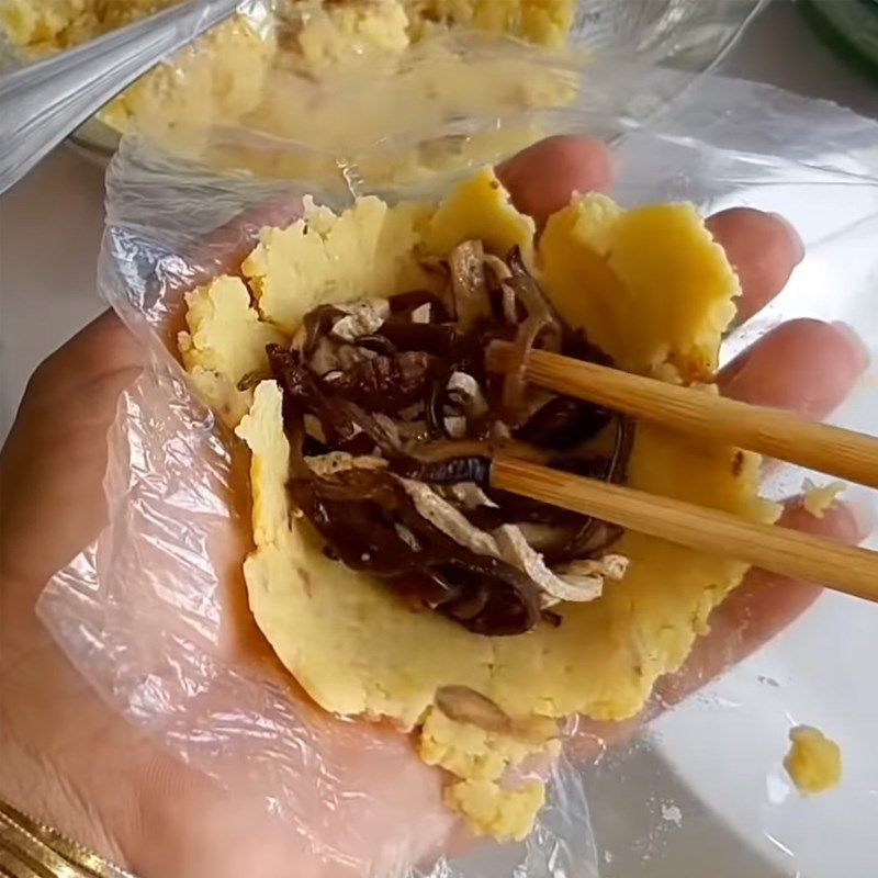 Step 4 Wrap the filling for vegetarian sticky rice