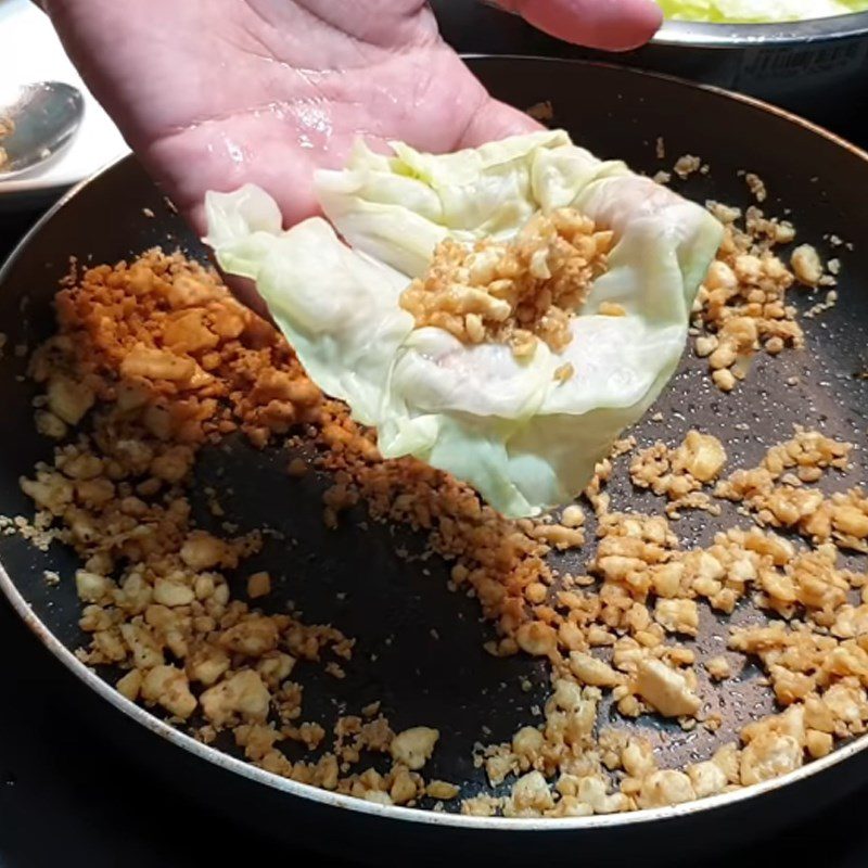 Step 6 Wrap the filling Cabbage rolls with braised tofu and pepper