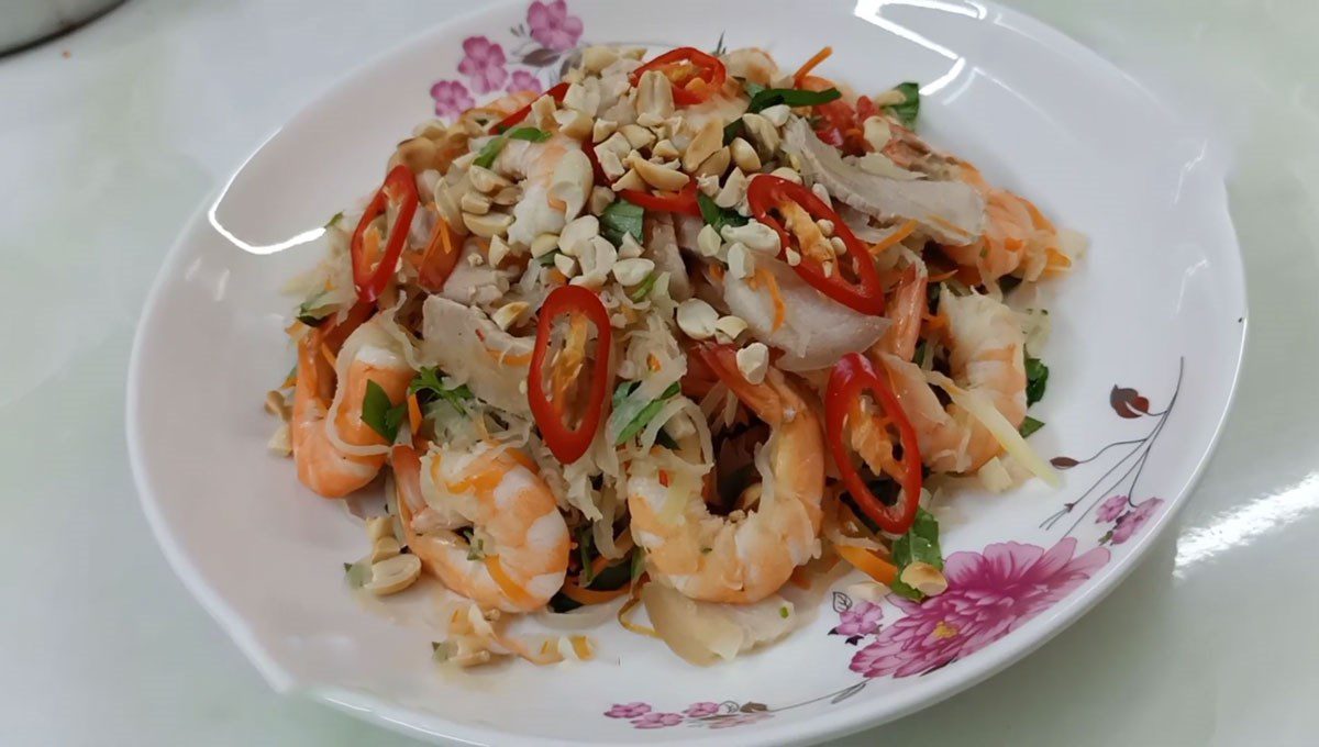 Kohlrabi and Carrot Salad with Shrimp and Pork