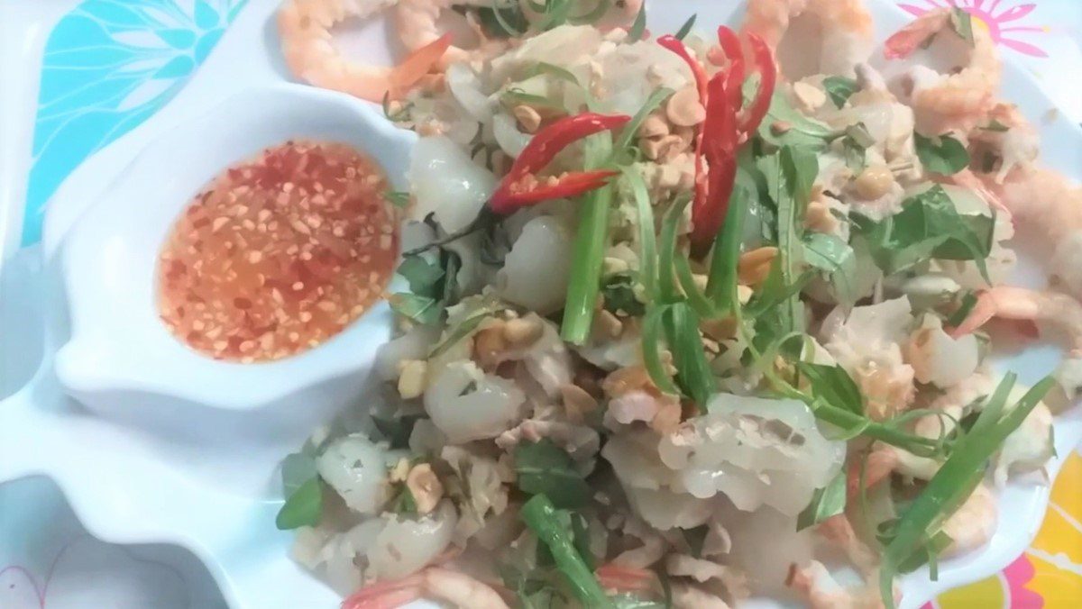 4 Ways to Make Delicious and Unique Sweet and Sour Rambutan Salad at Home 31 Chom Chom Shrimp and Pork Salad