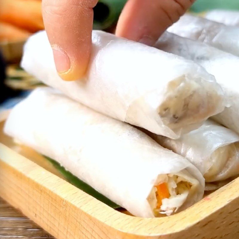 Step 3 Wrap and fry the vegetarian spring rolls