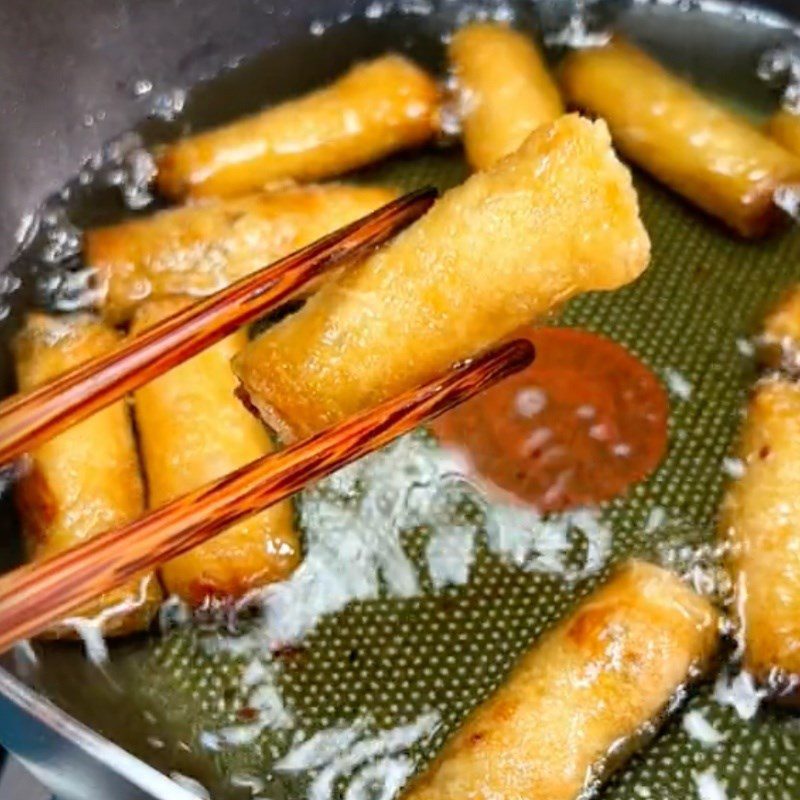 Step 3 Wrap and fry the vegetarian spring rolls