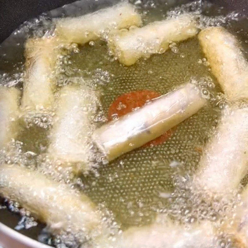 Step 3 Wrap and fry the vegetarian spring rolls