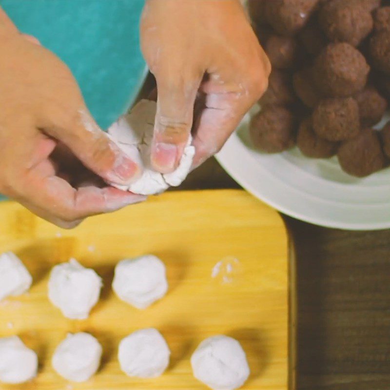 Step 4 Wrap the floating cake ball Red bean floating cake filling