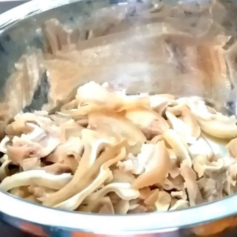 Step 5 Mixing the Salad for Green Mango Salad with Pork Ear