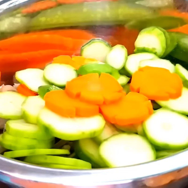 Step 5 Mixing the Salad for Green Mango Salad with Pork Ear