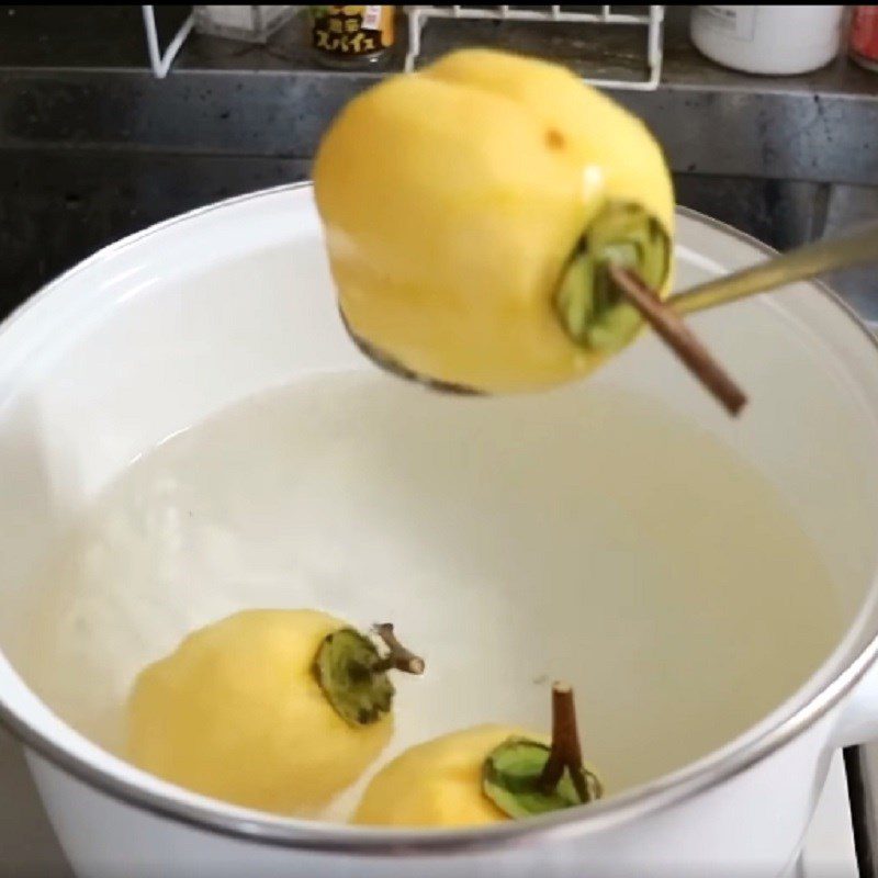 Step 2 Blanch the persimmons Wind-dried Persimmons