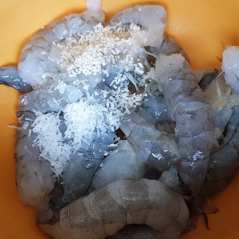 Step 1 Prepare the shrimp for Stir-Fried Butter Flower with Shrimp