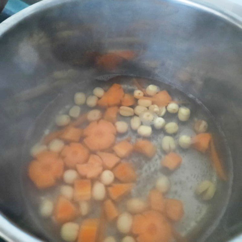 Step 2 Stew pigeon Pigeon with lotus seeds