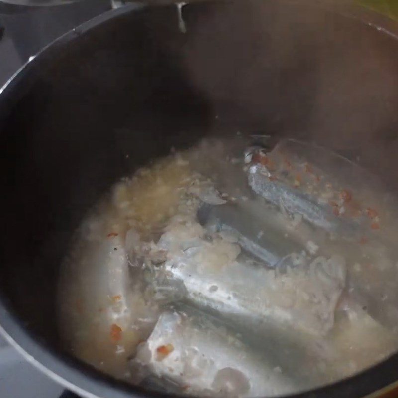 Step 3 Stew the fish Mackerel fried with tomato sauce