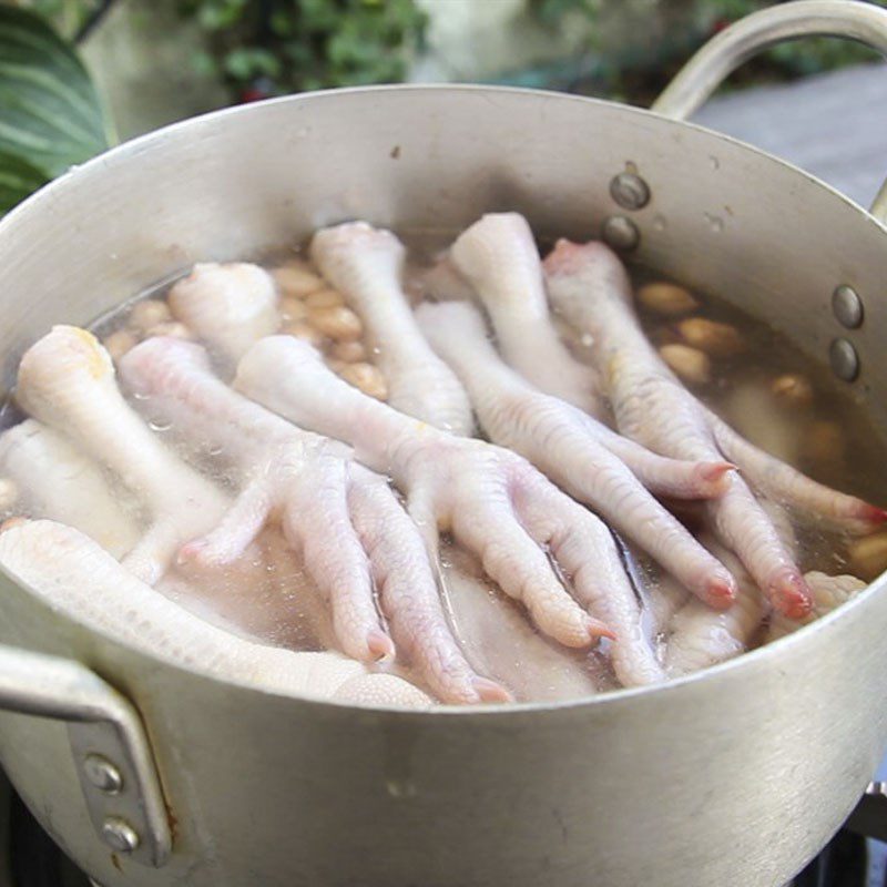 Step 3 Stewed chicken feet Chicken feet stewed with peanuts