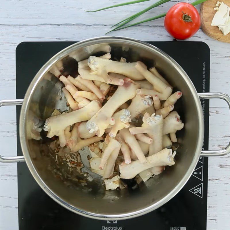 Step 3 Stew chicken feet Chicken feet stewed with Chinese medicine