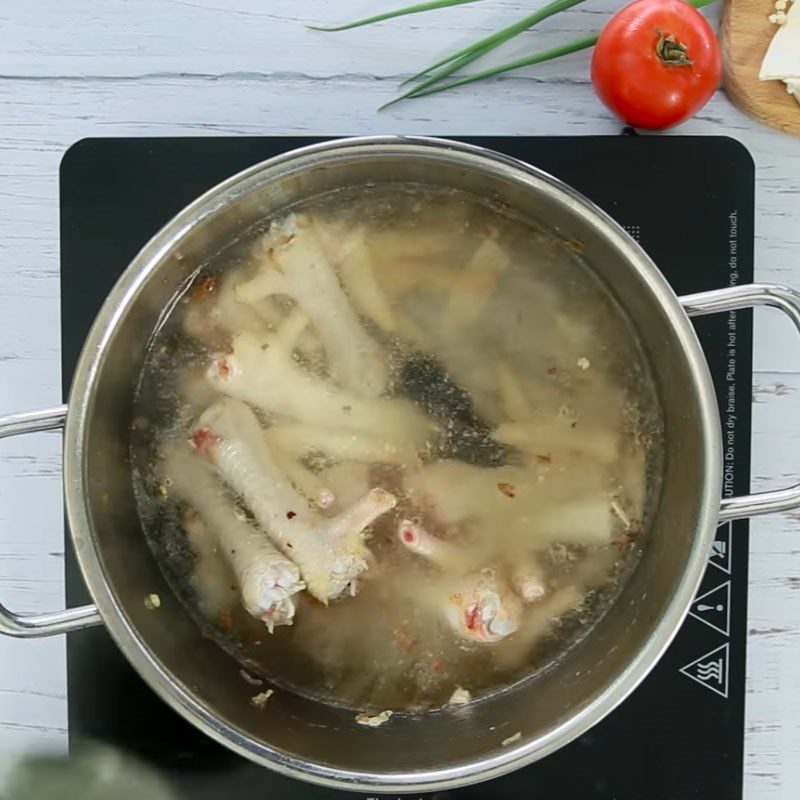 Step 3 Stew chicken feet Chicken feet stewed with Chinese medicine