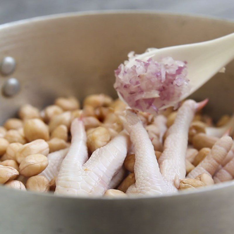 Step 3 Stewed chicken feet Chicken feet stewed with peanuts