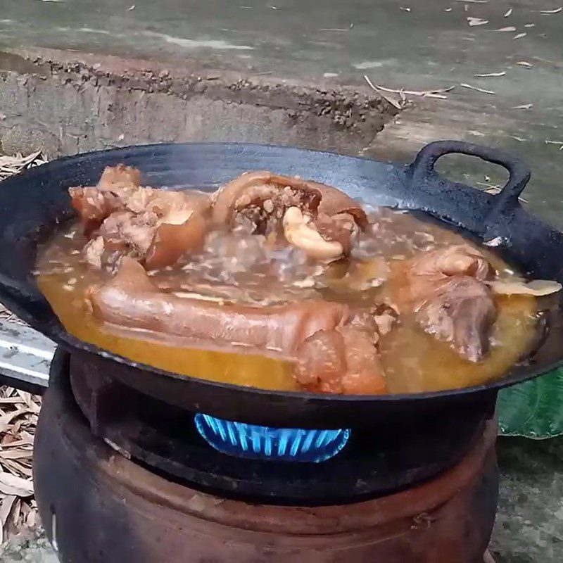 Step 3 Stew the beef shank Beef shank stewed with herbal medicine