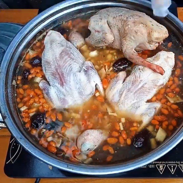 Step 3 Stew the pigeon Pigeon stew with herbal medicine