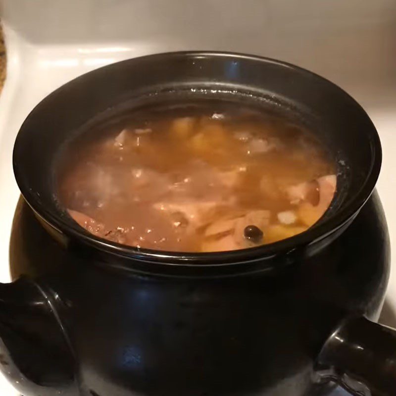 Step 3 Stew lotus root with beef bones Lotus root soup stewed with beef bones