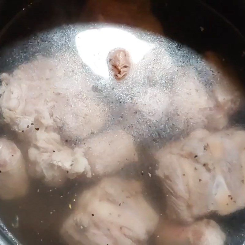 Step 4 Stew the oxtail Oxtail stew with lotus seeds