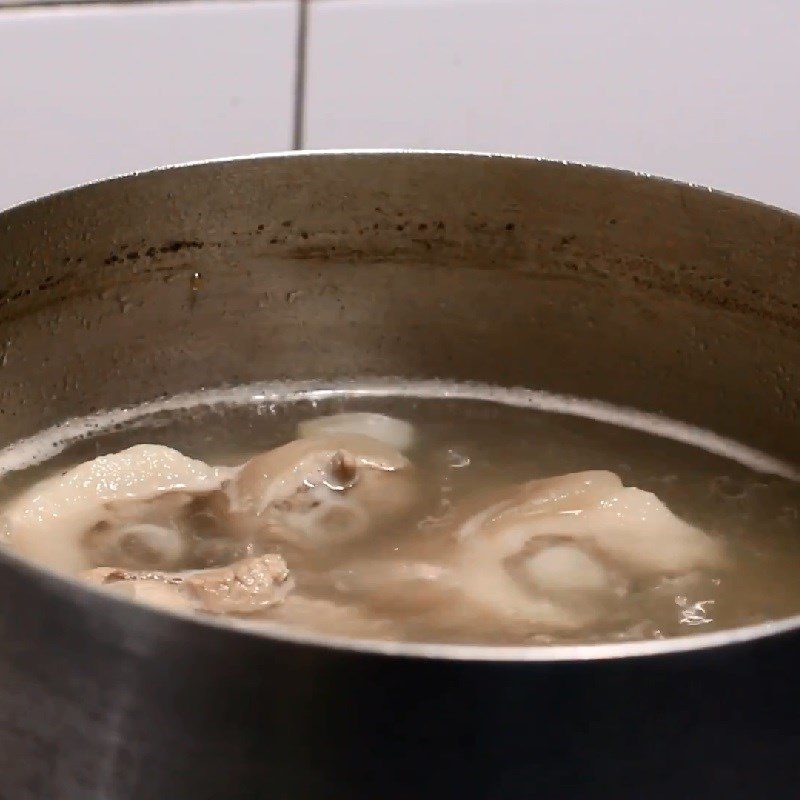 Step 3 Braised pig tail Fresh bamboo shoot soup braised pig tail