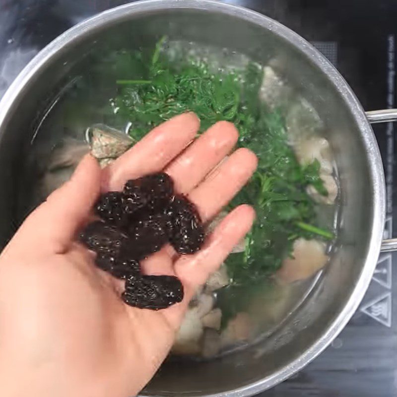 Step 2 Stew the Dish for Pig Trotters Stewed with Wormwood