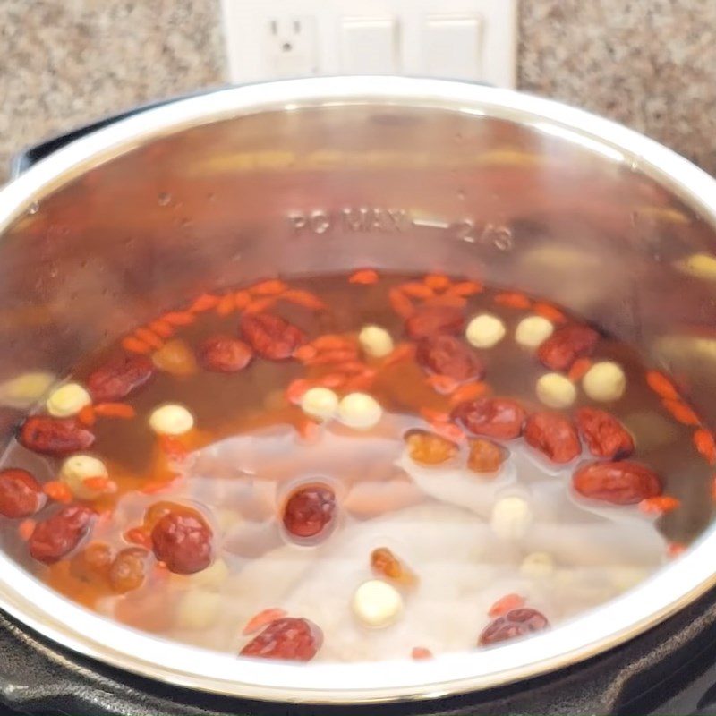 Step 2 Stewing the dish Chicken stew with five fruits