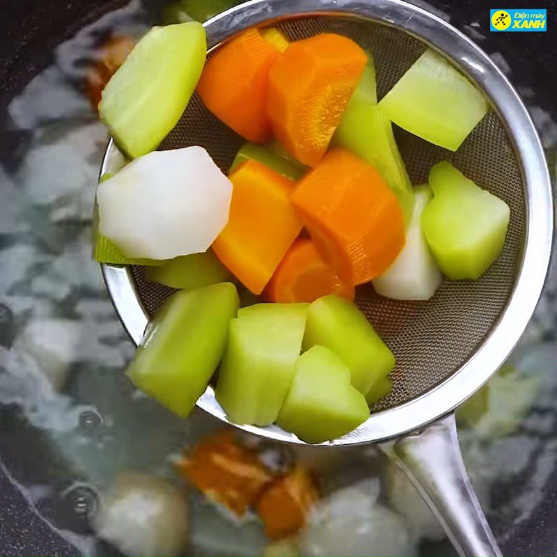 Step 3 Stew vegetables for vegetarian crab noodle soup