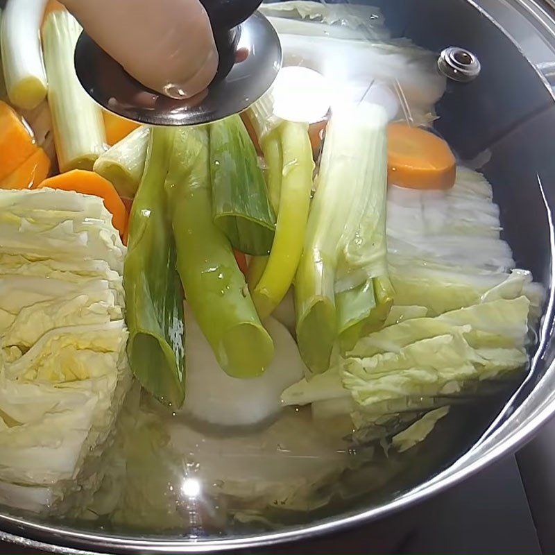 Step 2 Stewing vegetables for the broth Vegetarian noodle soup