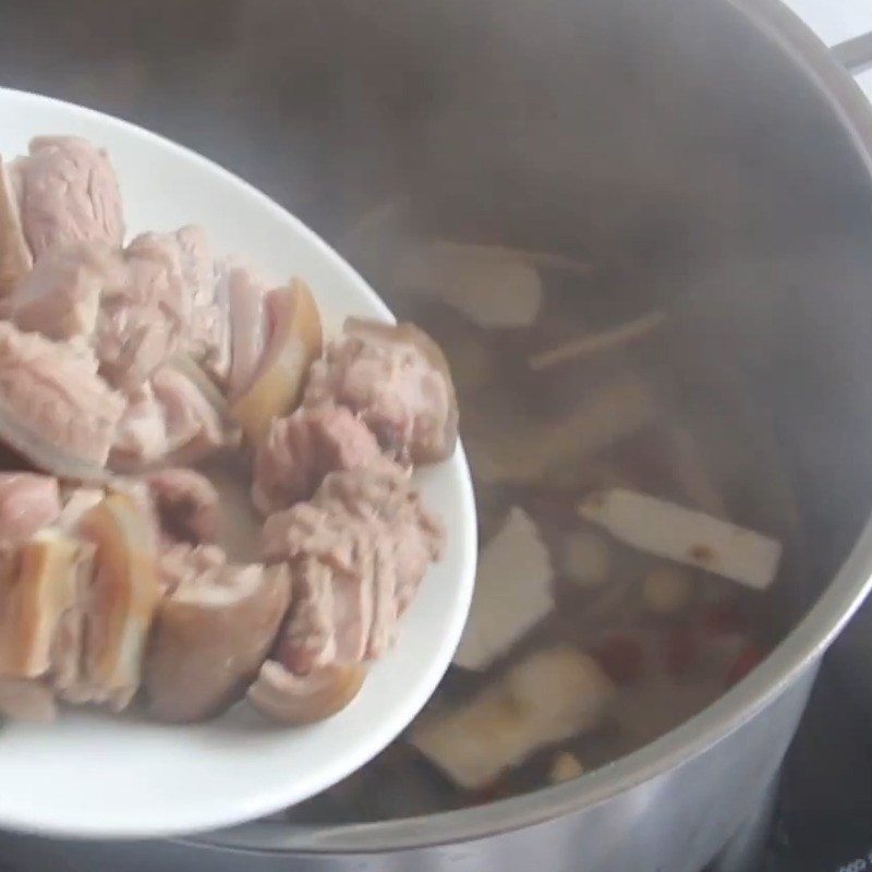 Step 4 Stew goat meat Goat meat stewed with medicinal herbs