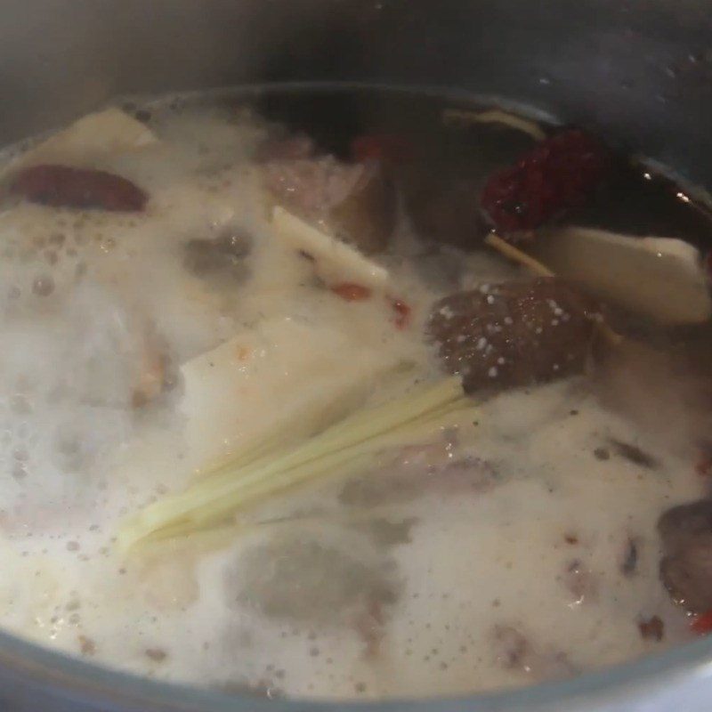 Step 4 Stew goat meat Goat meat stewed with medicinal herbs