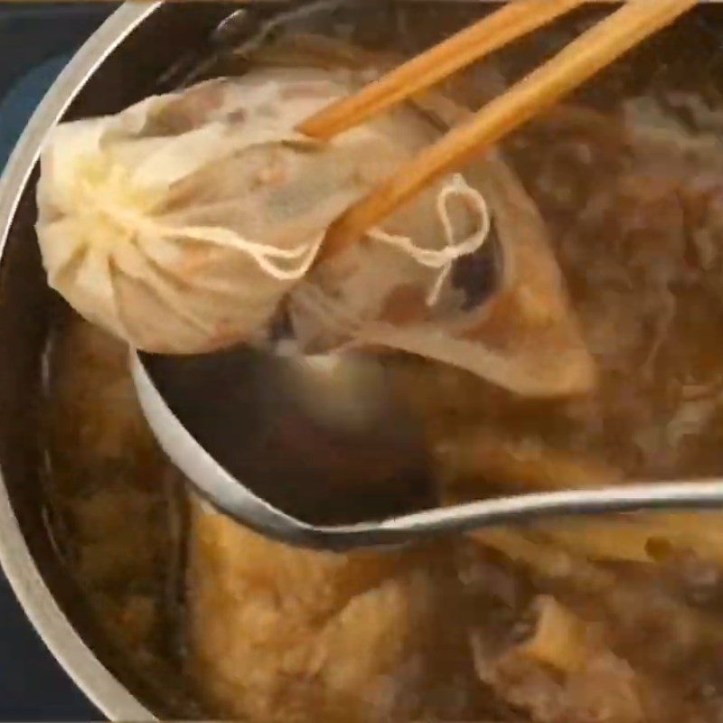 Step 3 Simmering and cooking the hot pot broth Beef hot pot with taro