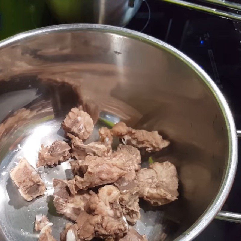 Step 3 Simmer the bones for dried bamboo shoot soup