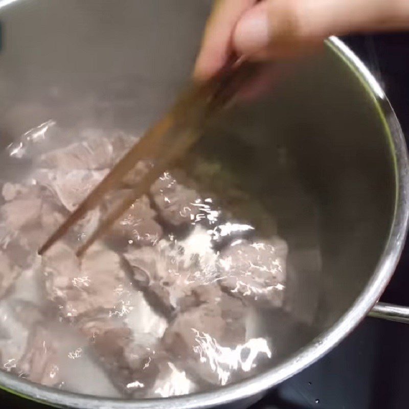 Step 3 Simmer the bones for dried bamboo shoot soup